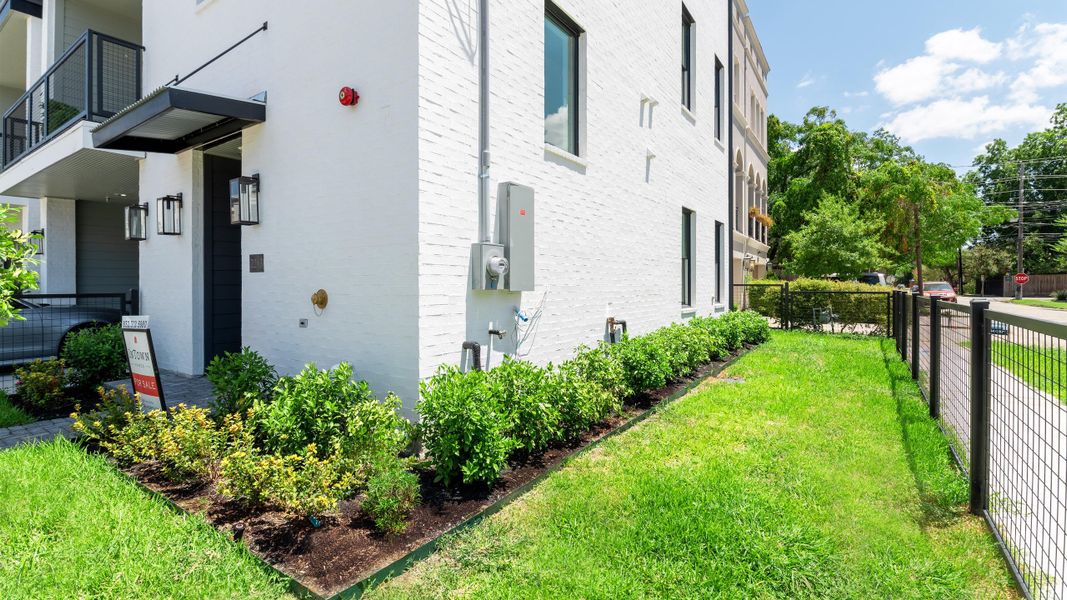 Exterior details of a home in Crocker Street, Houston (Image 4).