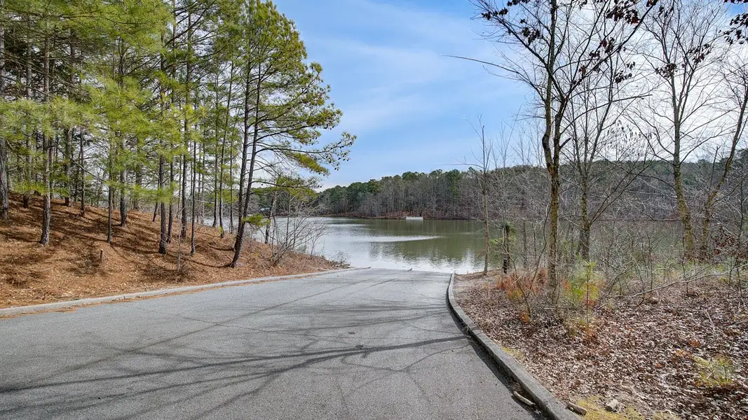 Natural surroundings and green spaces near Inverness at Sugarloaf in Lawrenceville, GA (Image 63).