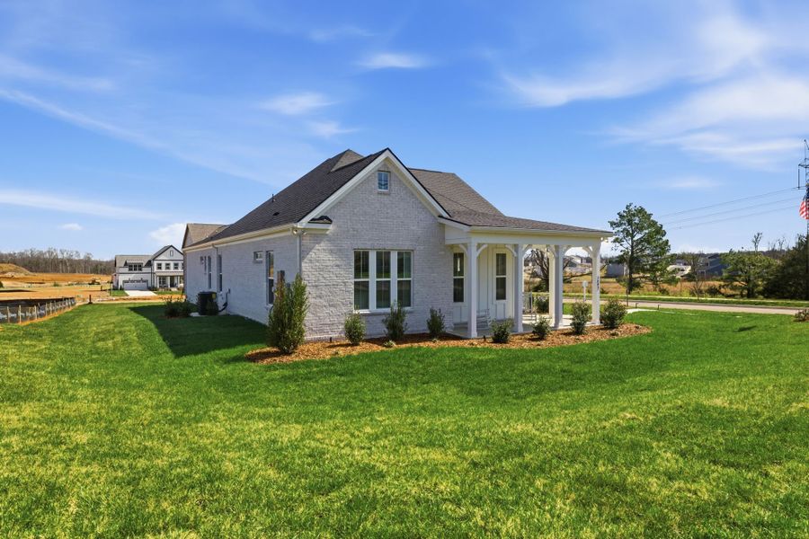 Exterior details of a home in Marlon's Creek, Spring Hill (Image 3).