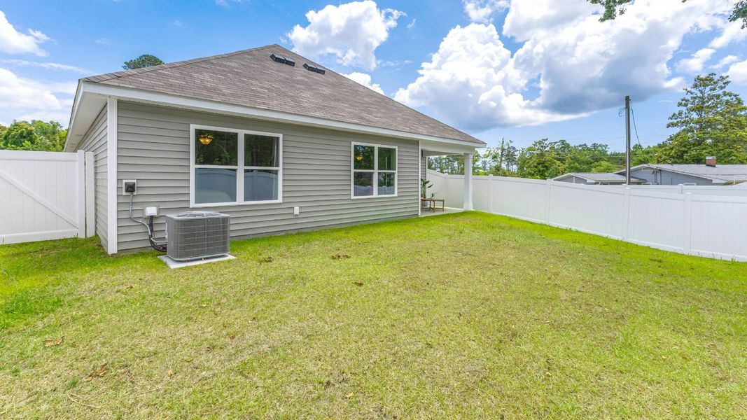 Exterior details of a home in Vineyard Trail, Jacksonville (Image 12).