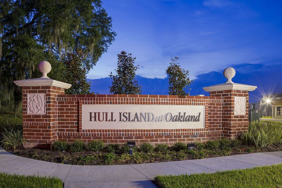 Image 12 of the Hull Island at Oakland community in Oakland, FL.