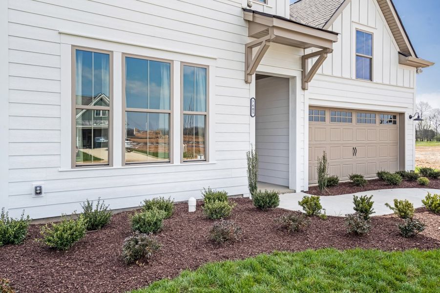 Exterior details of a home in Sycamore Grove, Murfreesboro (Image 4).