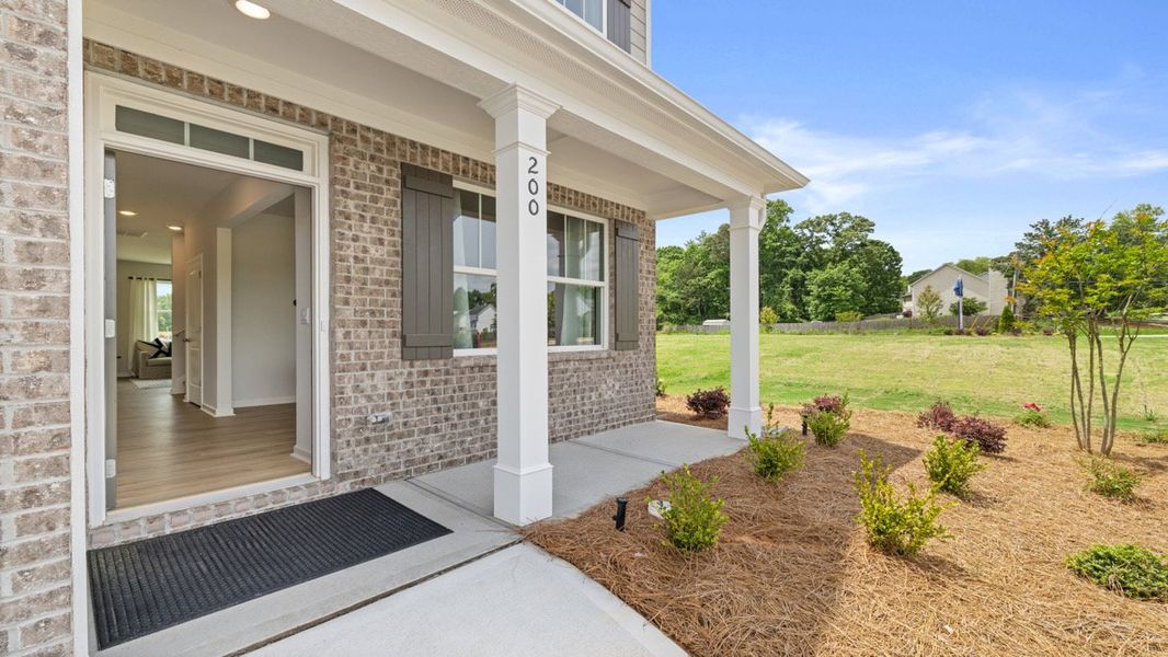 Exterior details of a home in Oakleigh Glen, Dallas (Image 5).