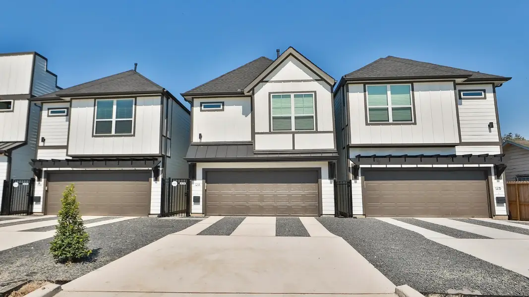 Luxurious townhome with elegant gabled roof, refined siding, and meticulous landscaping in Houston’s Independence Height Luxurious townhome with elegant gabled roof, refined siding, and meticulous landscaping in Houston’s Independence Height