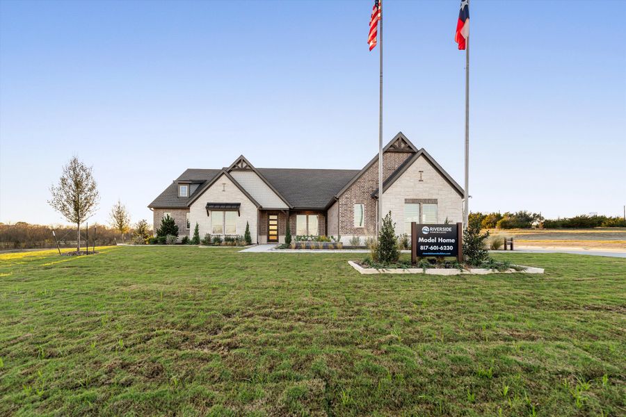 Front exterior of a home in the Grayson Ridge community, located in Van Alstyne, TX (Image 10).