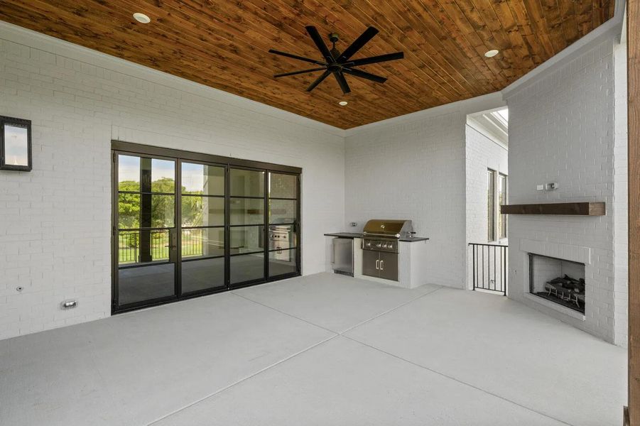 The Dresden H Outdoor Living Area