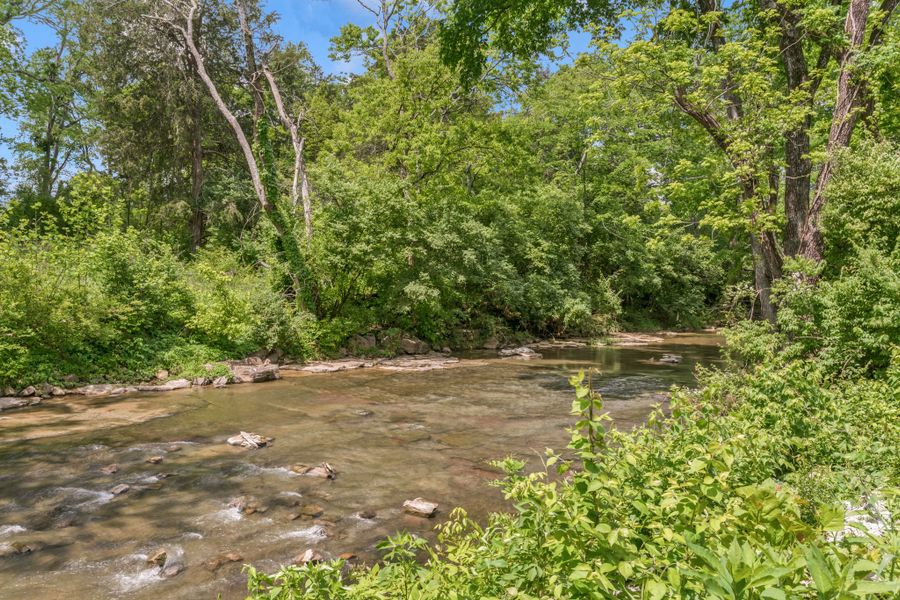 Natural surroundings and green spaces near Oxford Station in Gallatin, TN (Image 55).