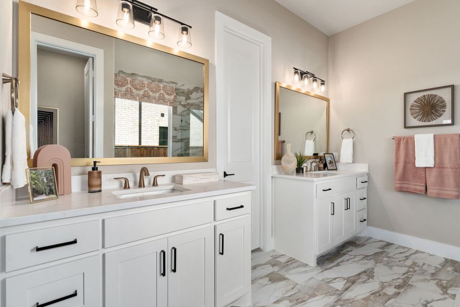 Plan 1687 North Sky 65s Main Bathroom Photo by American Legend Homes