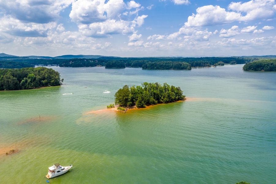 Natural surroundings and green spaces near Towne Village at Suwanee Dam in Sugar Hill, GA (Image 11).