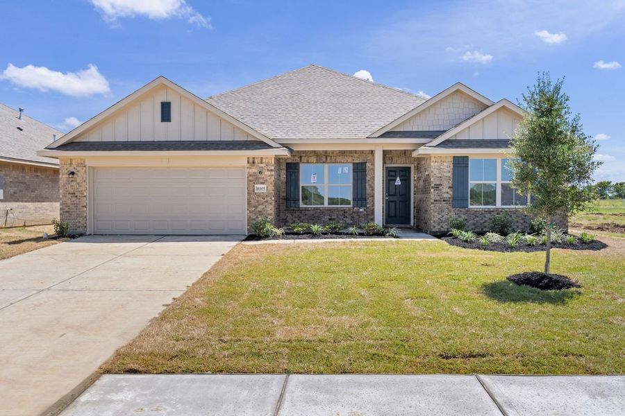 Front exterior of a home in the Silvercrest community, located in Crestview, FL (Image 3).