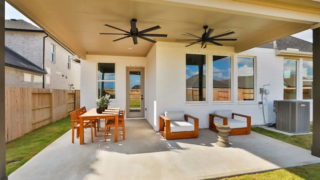 Exterior details of a home in Creekhaven, Iowa Colony (Image 3).