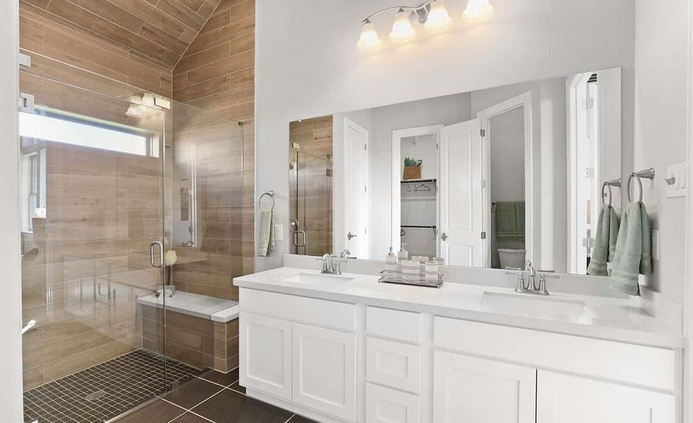 Oleander - Owner's Bathroom