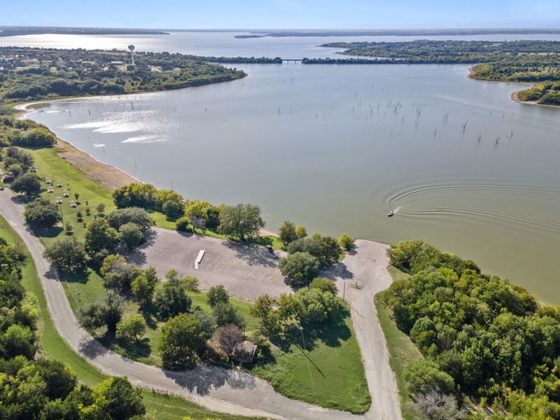 Natural surroundings and green spaces near Lake Breeze in Lavon, TX (Image 25).