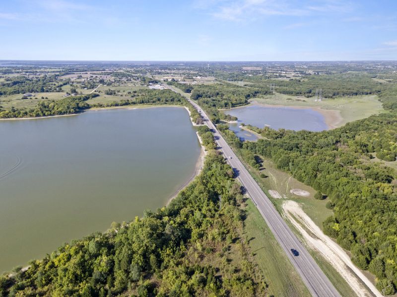 Natural surroundings and green spaces near Lake Breeze in Lavon, TX (Image 27).