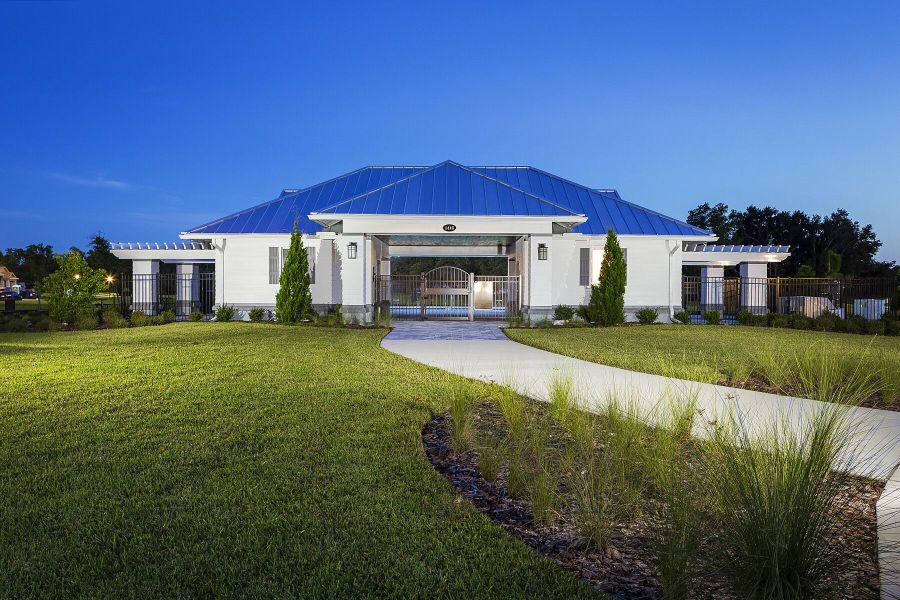 Image 19 of the Hull Island at Oakland community in Oakland, FL.