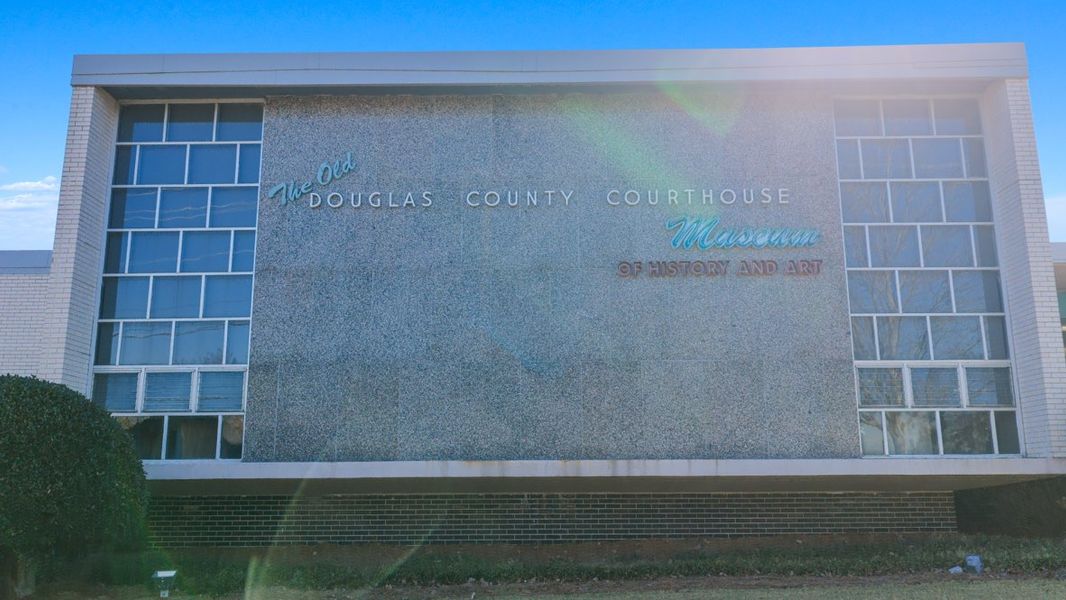 Condo located in Carlton, Douglasville, highlighting architectural design (Image 5).