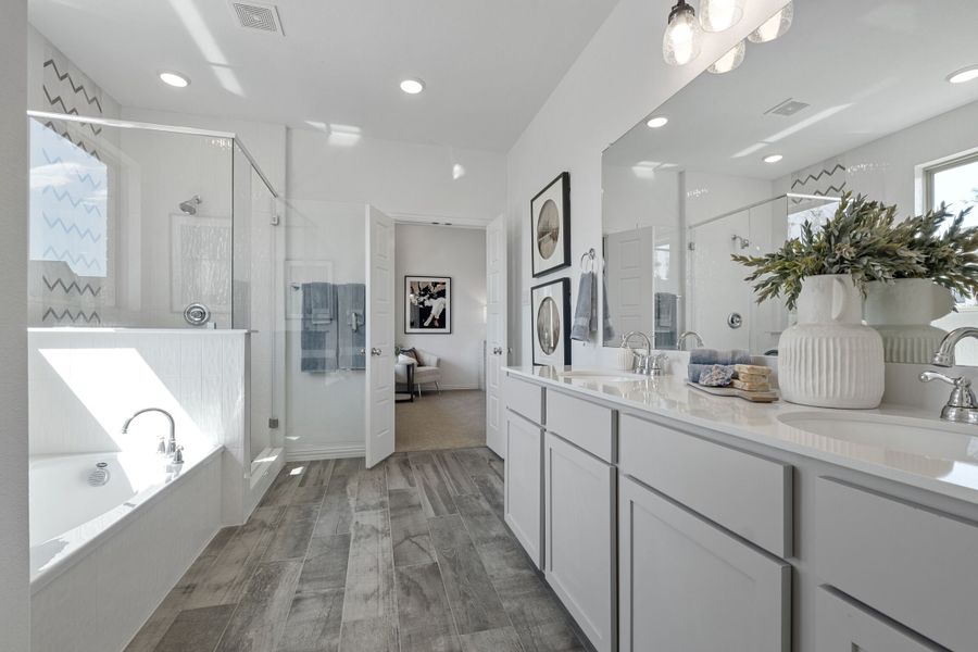 Owner's Bathroom Owner's Bathroom