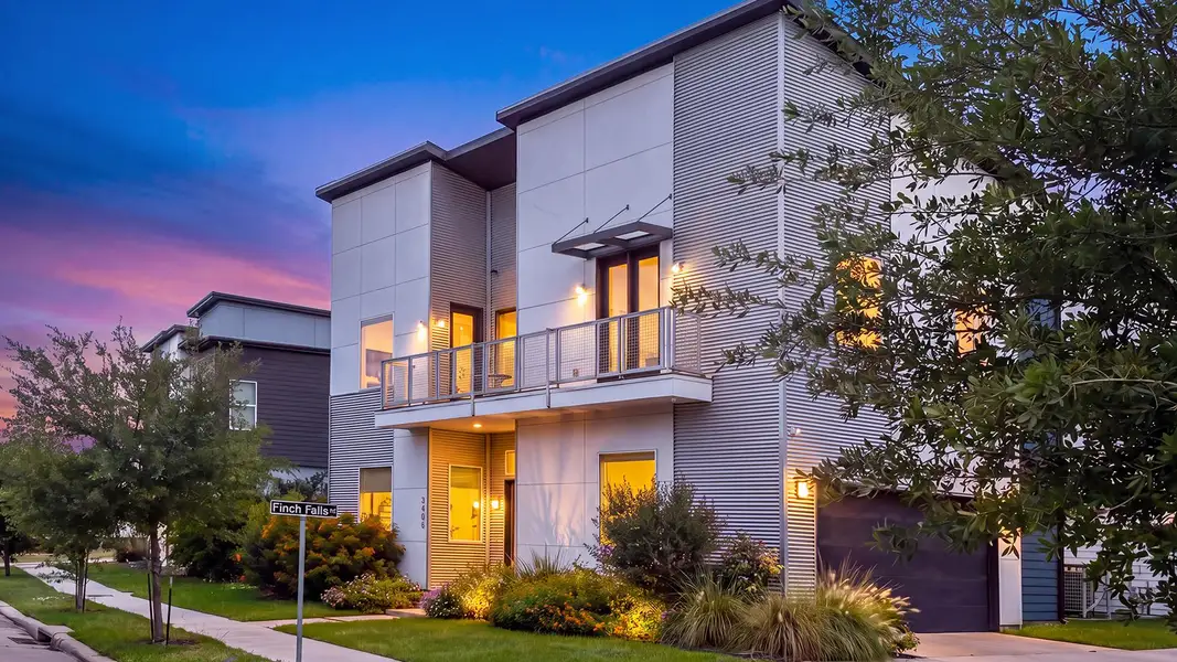 Front exterior of a home in the Avondale community, located in Houston, TX (Image 15).
