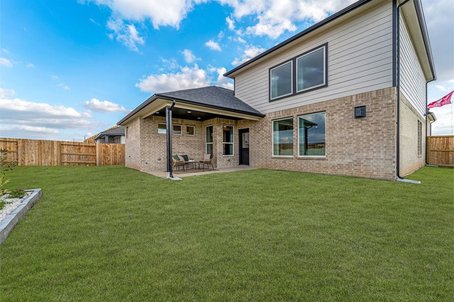 Exterior details of a home in Sunterra Lakes, Brookshire (Image 3).