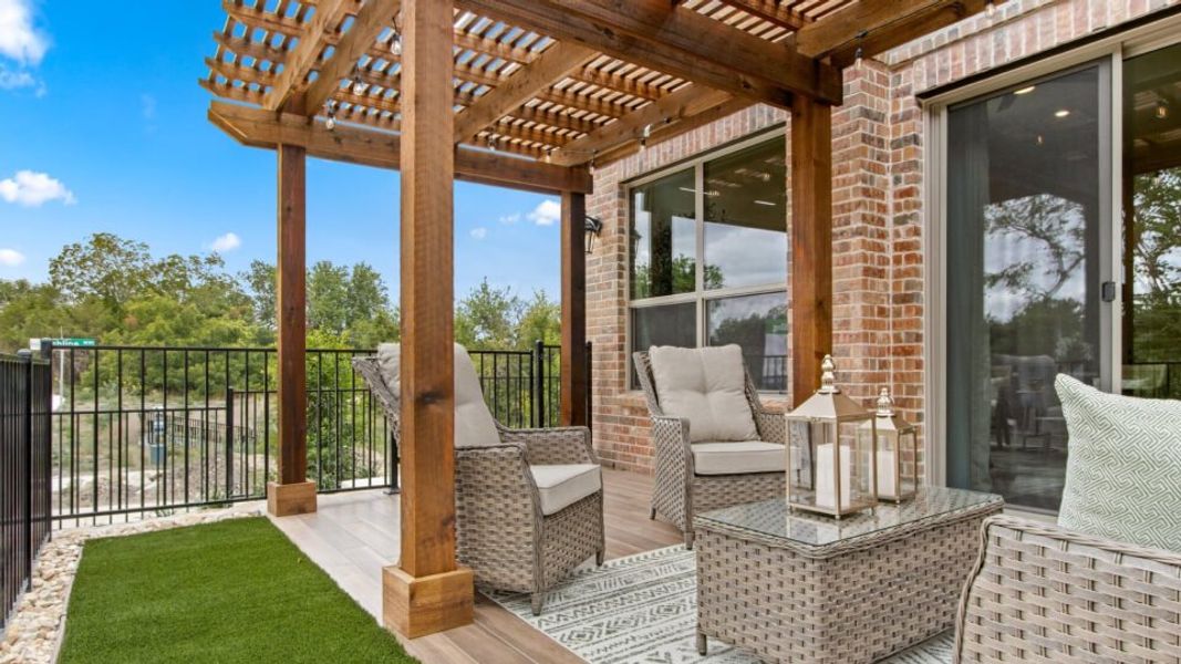 Exterior details of a home in Cottonwood Creek, Rowlett (Image 5).
