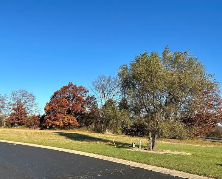 Natural surroundings and green spaces near Coronado Estates in Jackson, MI (Image 4).