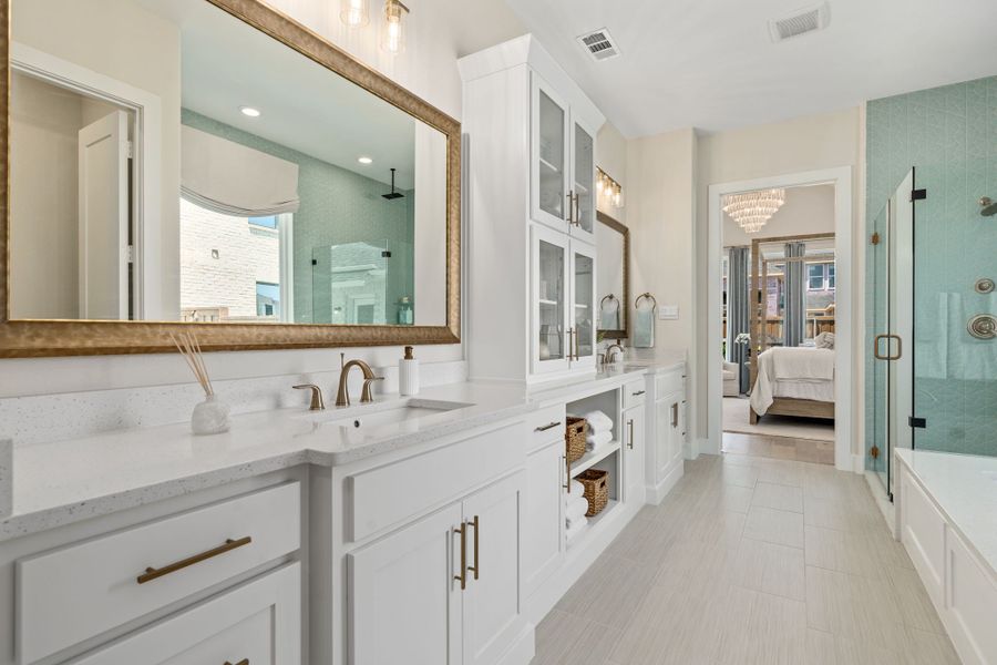 Plan 1640 Main Bathroom - Mosaic 60s Model - Photo by American Legend Homes