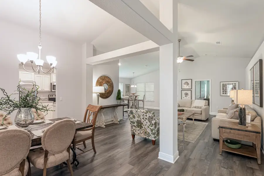 Furnished interior in a model home at College Station in Panama City (Image 1).