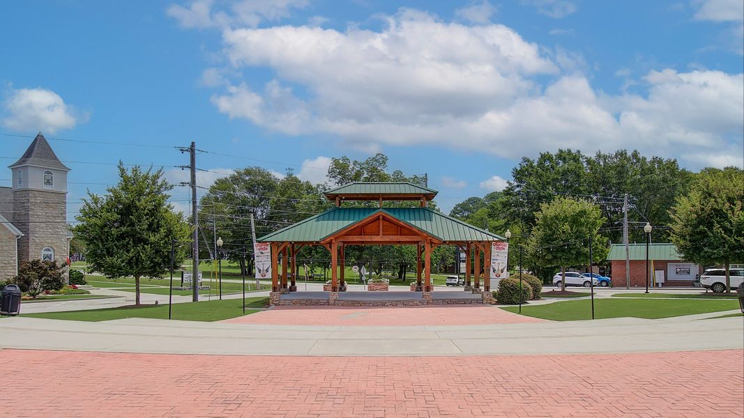 Front exterior of a home in the Ridgewater community, located in Loganville, GA (Image 4).