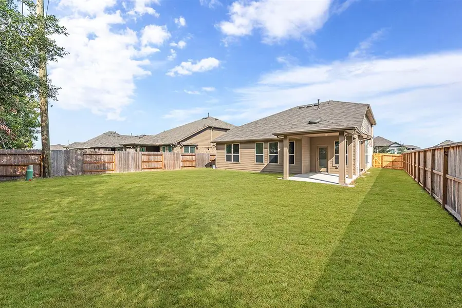 Image 4 of the Seabourne Landing community in Rosenberg, TX.