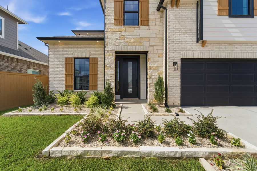Exterior details of a home in Grand Magnolia, Waller (Image 3).