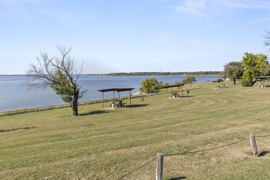Natural surroundings and green spaces near Lake Breeze in Lavon, TX (Image 20).