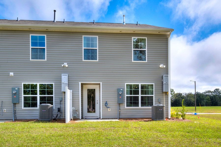 Exterior details of a home in Wall Street, Sumter (Image 4).