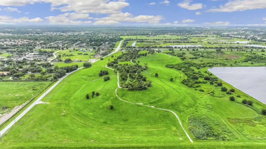 Natural surroundings and green spaces near Banyan Cove in Sarasota, FL (Image 18).