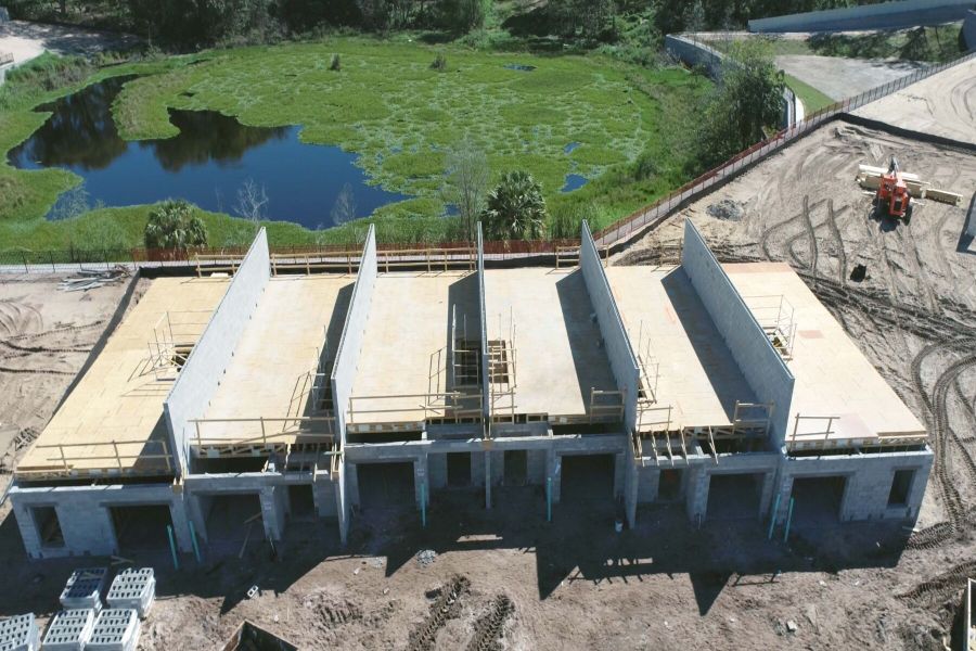 Image 40 of the Hidden Lake Townhomes community in Apopka, FL.