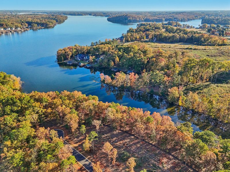 Natural surroundings and green spaces near Edgewater on Lake Tillery in Norwood, NC (Image 30).