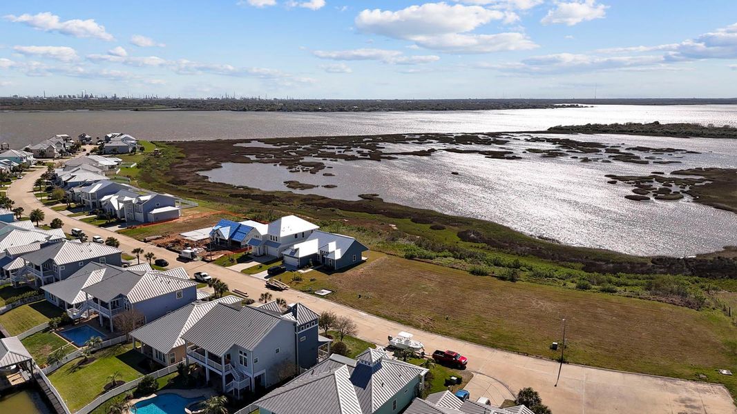 Aerial view of the Grand Cay Harbour community in Texas City, TX, showing layout and nearby surroundings (Image 1). Aerial view of the Grand Cay Harbour community in Texas City, TX, showing layout and nearby surroundings (Image 1).