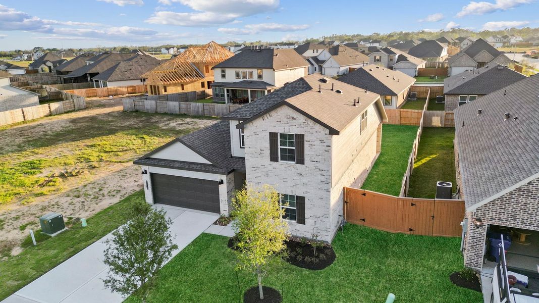 Front exterior of a home in the Lago Mar community, located in Texas City, TX (Image 4).