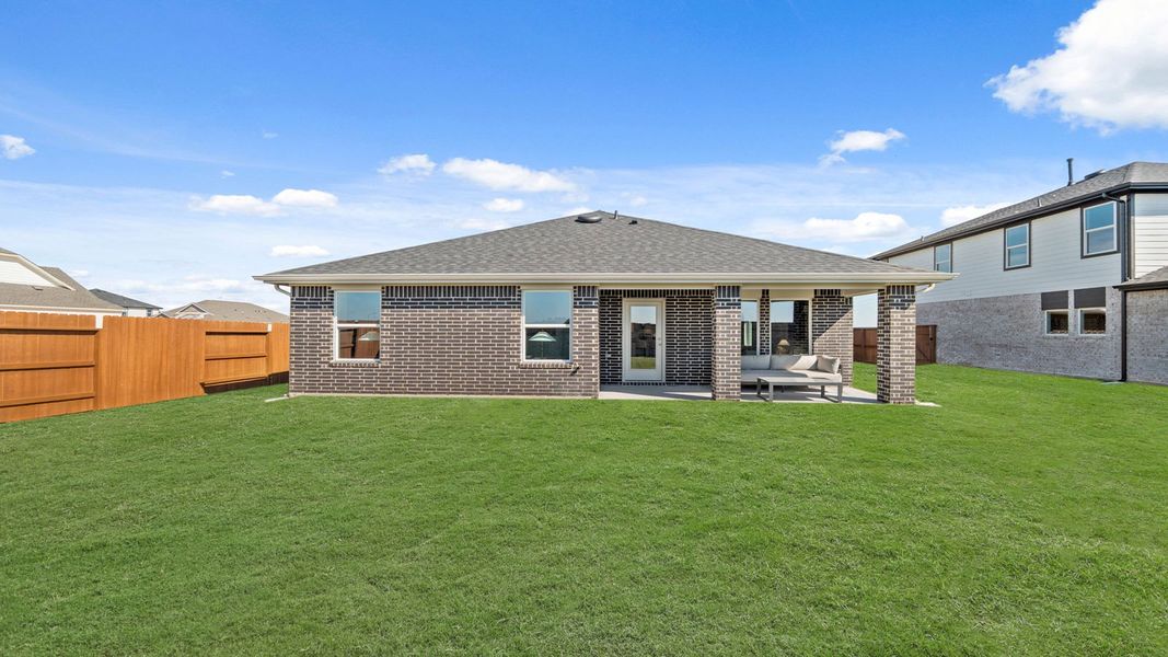 Exterior details of a home in Sunterra Lakes, Brookshire (Image 3).