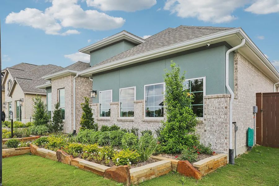 Exterior details of a home in Meridiana 50's, Manvel (Image 3).
