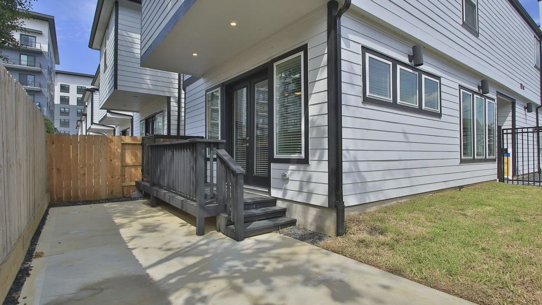 Exterior details of a home in Shady Acres, Houston (Image 4).