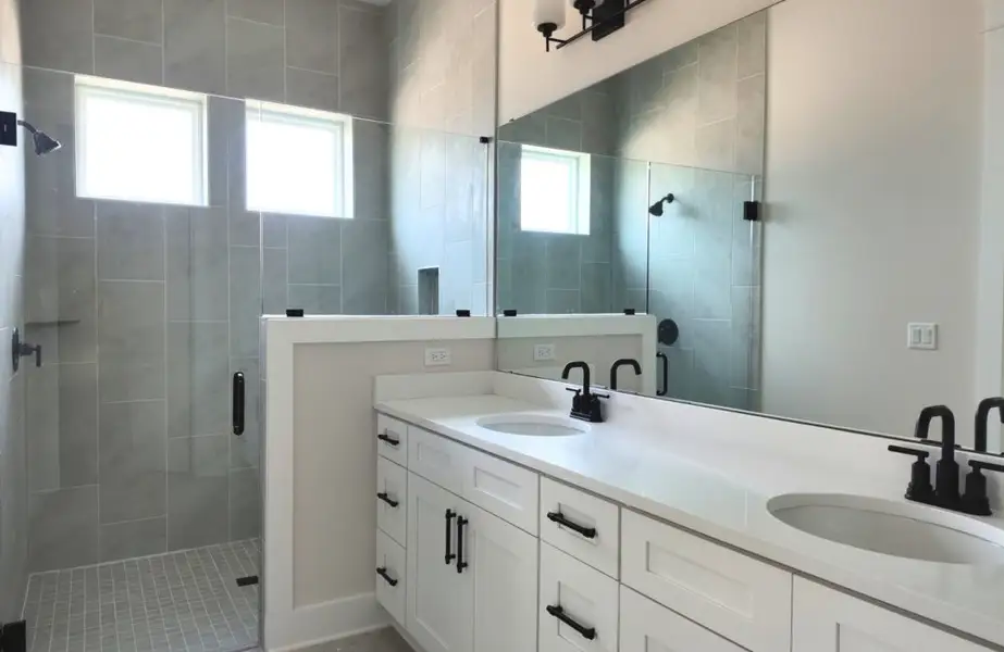 Furnished interior in a model home at King’s Landing in Panama City (Image 6).