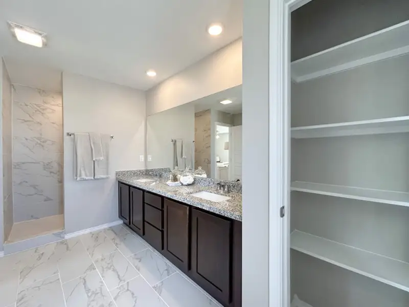 Furnished interior in a model home at Cuatro Vientos Sur in Laredo (Image 15).