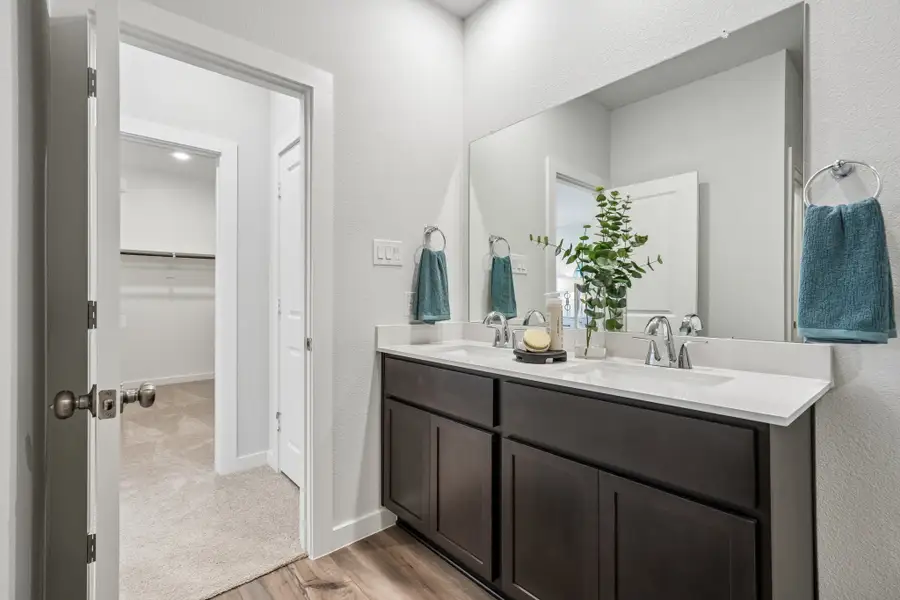 A bathroom with a sink and mirror.