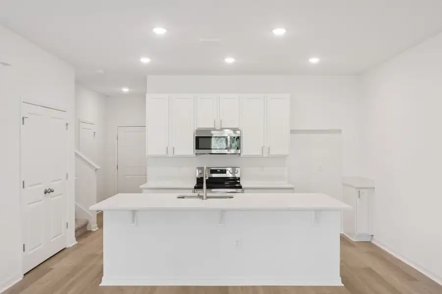 42" Cabinets, 9'4" Ceilings, and Stainless Steel Appliances