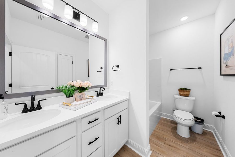 Houston Place - Crestview, FL - DSLD Homes - Comstock III H - Secondary Bathroom