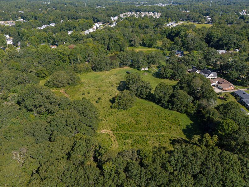 Natural surroundings and green spaces near Fountain Grove in Fountain Inn, SC (Image 20).