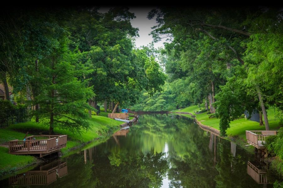 Natural surroundings and green spaces near Weston Lakes in Fulshear, TX (Image 35).