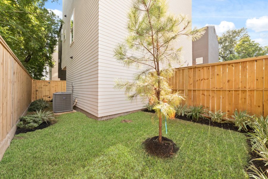 Exterior details of a home in Rachel Reserve, Houston (Image 4).