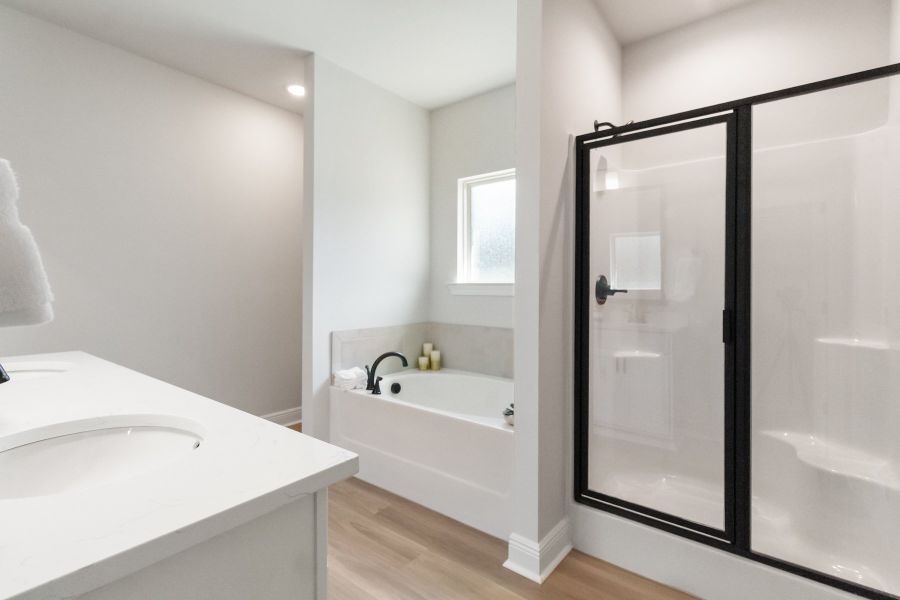 Young Oaks - Crestview Florida - Roses V G - Primary Bath