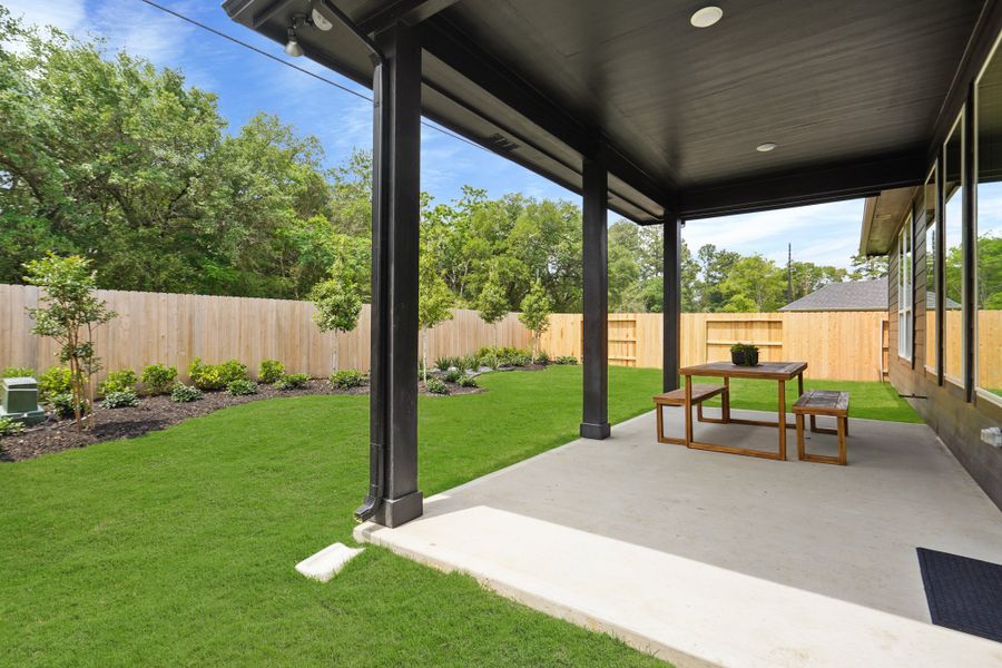 Exterior details of a home in Sorella, Tomball (Image 7).